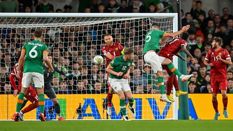 Republic of Ireland vs Armenia: John Egan thị uy sức mạnh